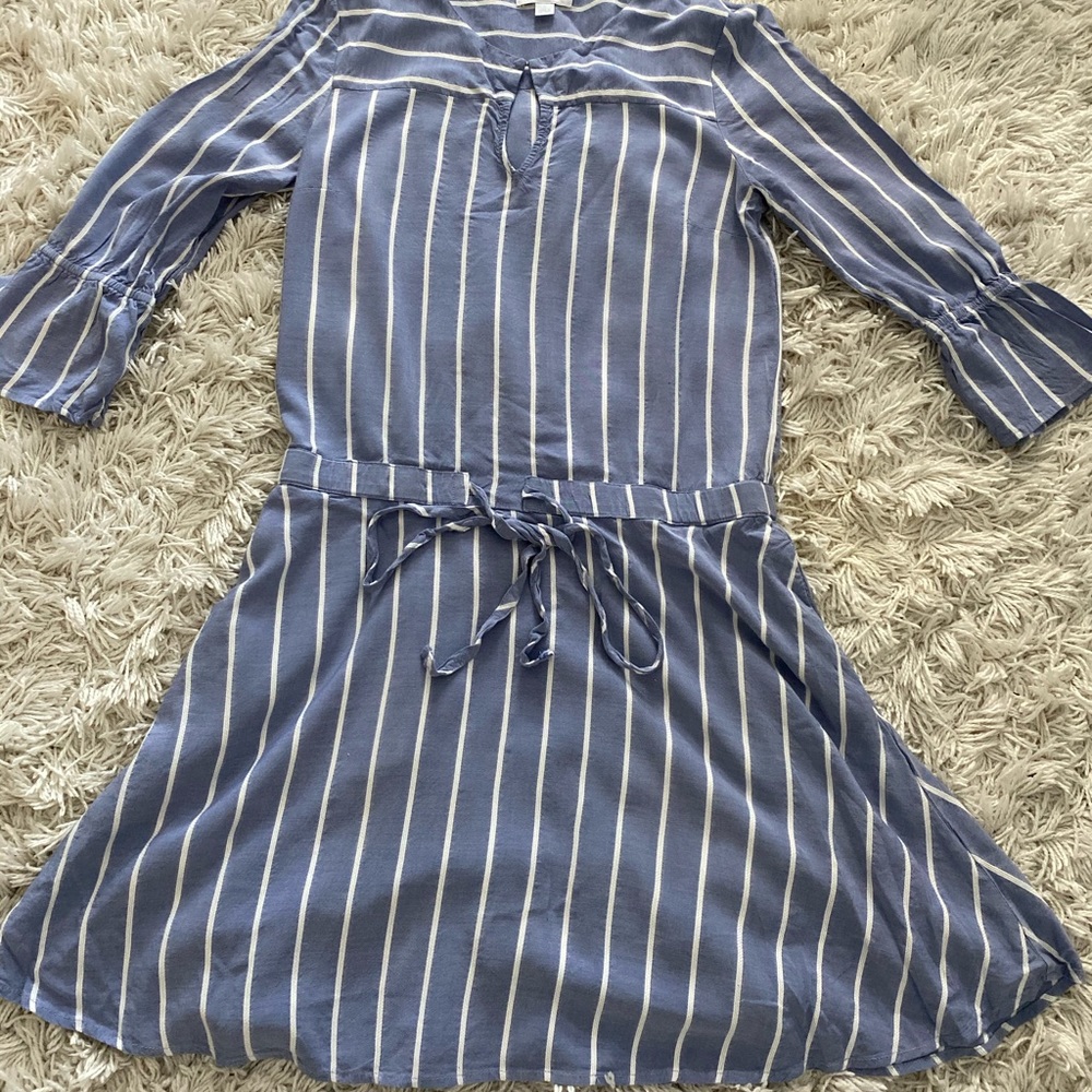 Casual dress with key hole front
